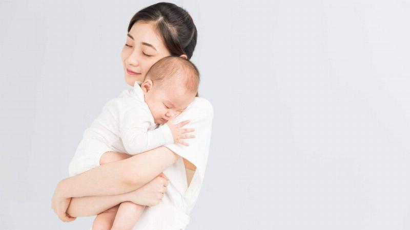 Hình ảnh một phụ nữ mang thai với bàn tay nhẹ nhàng đặt lên bụng, thể hiện sự an toàn và phù hợp của kem chống nắng Neova cho bà bầu
